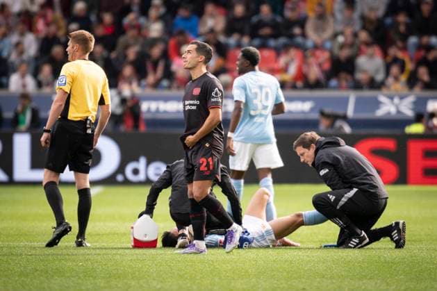 DFL: Bayer 04 Leverkusen - 1. FC Union Berlin, 04.10.2025 Woo-yeong Jeong (1. FC Union Berlin, 11) verletzt sich und wird behandelt; Bayer 04 Leverkusen - 1. FC Union Berlin an Spieltag 6 der 1. Fußball-Bundesliga am 04.10.2025 in der BayArena in Leverkusen. DIE DFL-VORSCHRIFTEN VERBIETEN JEDE VERWENDUNG VON FOTOS ALS BILDSEQUENZEN UND ODER QUASI-VIDEO. ; Bayer 04 Leverkusen - 1. FC Union Berlin on Matchday 6 of the 1. Bundesliga on 04.10.2025 at the BayArena in Leverkusen. DFL REGULATIONS PROHIBIT ANY USE OF PHOTOGRAPHS AS IMAGE SEQUENCES AND OR QUASI-VIDEO. Copyright: xBEAUTIFULxSPORTS AxelxKohringx
