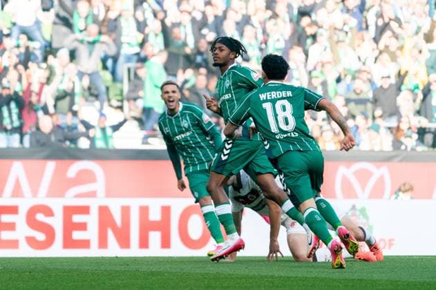 Tor zum 1:0 Samuel Mbangula (SV Werder Bremen, 07) jubelt Jubel mit Cameron Puertas (SV Werder Bremen, 18) und Justin Njinmah (SV Werder Bremen, 11), GER, SV Werder Bremen vs FC St. Pauli, Fussball, Bundesliga, Spieltag 6, Saison 2025 2026, 04.10.2025 DFL REGULATIONS PROHIBIT ANY USE OF PHOTOGRAPHS AS IMAGE SEQUENCES AND OR QUASI-VIDEO GER, SV Werder Bremen vs FC St. Pauli, Fussball, Bundesliga, Spieltag 6, Saison 2025 2026, 04.10.2025 Bremen Copyright: xEibner-Pressefoto MaxxVincenx EP_MVN