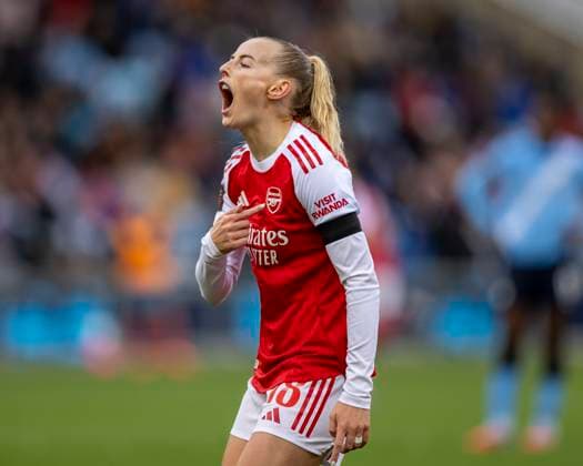 Sport Bilder des Tages 4th October 2025; Joie Stadium, Manchester, England; Womens Super League Football, Manchester City versus Arsenal; Chloe Kelly of Arsenal Women points to the badge after scoring her goal to make the score 2-2 in minute 83  TimxWilliams