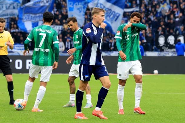 DEU, DFL, 2. FBL, Hertha BSC vs. Preussen Muenster, 04.10.2025, Berliner Olympiastadion, Berlin, DEU, DFL, 2. FBL, Hertha BSC vs. Preussen Muenster, im Bild Marten Winkler (Hertha BSC Berlin 22), Muenster-Spielerkreisp7 , Oliver Batista Meier(Preussen Muenster 17), Etienne Amenyido (Preussen Muenster 30) DFL - regulations prohibit any use of Photographs as image sequences and or quasi-video