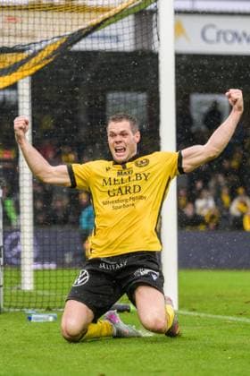 251004 Mjällbys Jacob Bergström jublar efter 1-0 under fotbollsmatchen i Allsvenskan mellan Mjällby och Elfsborg den 4 oktober 2025 i Hällevik. Copyright: MATHILDAxSCHULER BB251004MA049