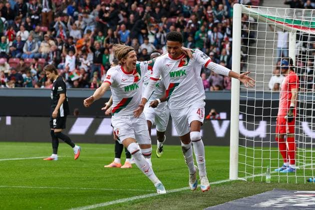 Torjubel von Kristijan Jakic 17 (FC Augsburg), Noahkai Banks 40 (FC Augsburg) zum 1:0, FC Augsburg vs. VfL Wolfsburg, Fussball, 1. Bundesliga, 6. Spieltag, 04.10.2025 DFB regulations prohibit any use of photographs as image sequences and or quasi-video Augsburg Bayern Deutschland