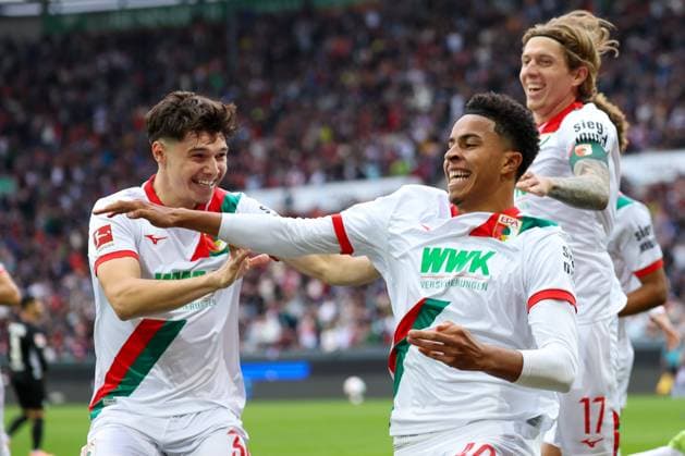 Torjubel von Mert Koemuer 36 (FC Augsburg), Noahkai Banks 40 (FC Augsburg) zum 1:0, FC Augsburg vs. VfL Wolfsburg, Fussball, 1. Bundesliga, 6. Spieltag, 04.10.2025 DFB regulations prohibit any use of photographs as image sequences and or quasi-video Augsburg Bayern Deutschland