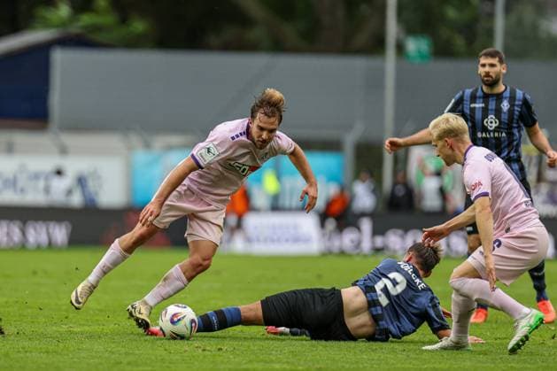 Felix Lohkemper (SV Waldhof Mannheim, 9) bringt das Spielgerät ins Zentrum beim SV Waldhof Mannheim - VfL Osnabrueck am 04.10.25 in Carl Benz Stadion, Mannheim xamx Foto: Alfio Marino