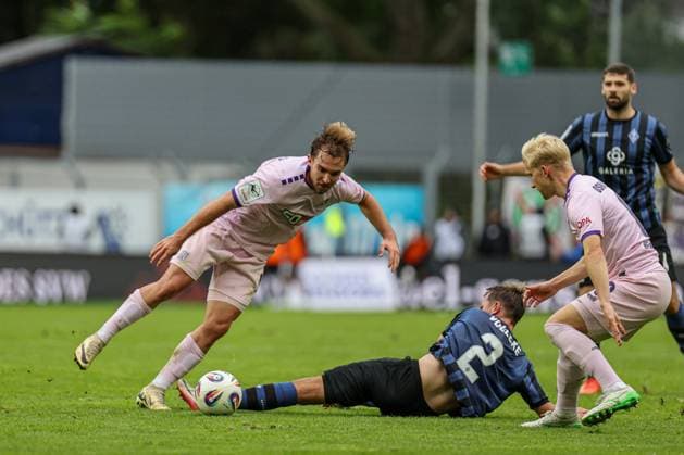 Felix Lohkemper (SV Waldhof Mannheim, 9) bringt das Spielgerät ins Zentrum beim SV Waldhof Mannheim - VfL Osnabrueck am 04.10.25 in Carl Benz Stadion, Mannheim xamx Foto: Alfio Marino