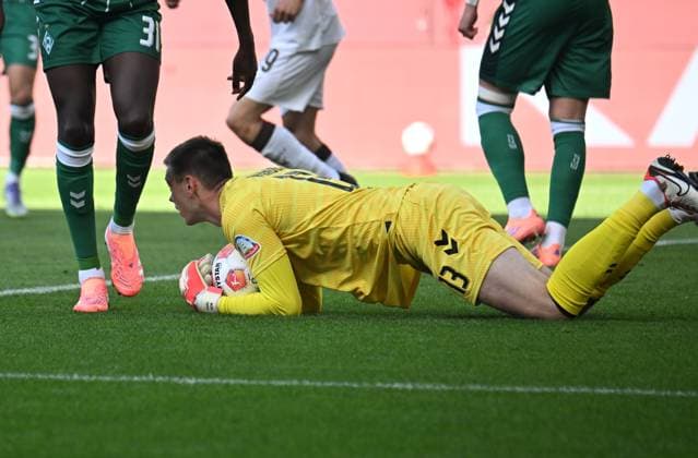 GER, 1. FBL, SV Werder Bremen vs FC St. Pauli 04.10.2025, wohninvest Weserstadion, Bremen, GER, 1. FBL, SV Werder Bremen vs FC St. Pauli im Bild picture shows Torwart Parade von Torwart Karl Hein (SV Werder Bremen 13)