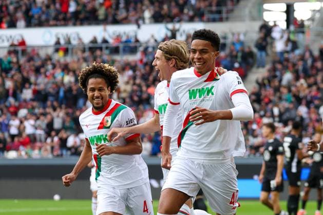 Torjubel von Han-Noah Massengo 4 (FC Augsburg), Kristijan Jakic 17 (FC Augsburg), Noahkai Banks 40 (FC Augsburg) zum 1:0, FC Augsburg vs. VfL Wolfsburg, Fussball, 1. Bundesliga, 6. Spieltag, 04.10.2025 DFB regulations prohibit any use of photographs as image sequences and or quasi-video Augsburg Bayern Deutschland