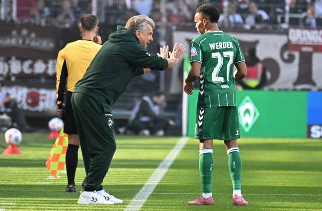 GER, 1. FBL, SV Werder Bremen vs FC St. Pauli 04.10.2025, wohninvest Weserstadion, Bremen, GER, 1. FBL, SV Werder Bremen vs FC St. Pauli im Bild picture shows Coachingzone Seitenlinie Trainerbereich Technische Zone. Trainer Horst Steffen (Werder Bremen) gibt Felix Agu (SV Werder Bremen 27) Anweisungen, gestikuliert gibt Handzeichen