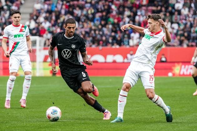 1. Bundesliga 2025 2026 - 6. Spieltag 04.10.2025 - FC Augsburg vs.VfL Wolfsburg - WWK Arena (Augsburg, Deutschland); Vinicius de Souza Costa (VfL Wolfsburg), Robin Fellhauer (FC Augsburg) Copyright: xLukaxKolanovicx