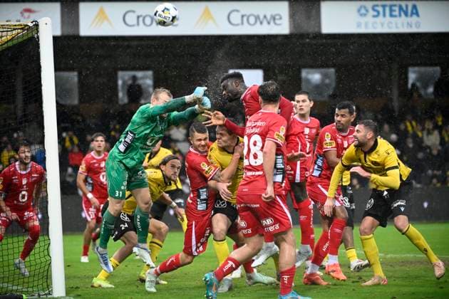 HÄLLEVIK, SVERIGE 20251004 Trangt framför Elfsborgs malvakt Isak Pettersson som boxar bort bollen under lördagens fotbollsmatch i allsvenskan mellan Mjällby AIF och IF Elfsborg pa Strandvallen i Hällevik. HÄLLEVIK SVERIGE x50090x Copyright: xJohanxNilsson TTx ALLSVENSKAN MJÄLLBY-ELFSBORG