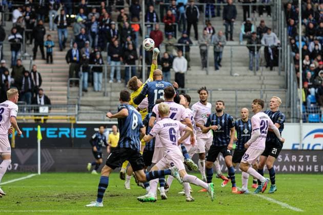 Lukas Jonsson (VfL Osnabr?ck, 21) ganz knapp am Ball vor Terrence Boyd (SV Waldhof Mannheim, 13) beim SV Waldhof Mannheim - VfL Osnabrueck am 04.10.25 in Carl Benz Stadion, Mannheim xamx Foto: Alfio Marino