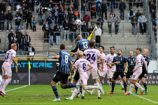 Lukas Jonsson (VfL Osnabr?ck, 21) ganz knapp am Ball vor Terrence Boyd (SV Waldhof Mannheim, 13) beim SV Waldhof Mannheim - VfL Osnabrueck am 04.10.25 in Carl Benz Stadion, Mannheim xamx Foto: Alfio Marino