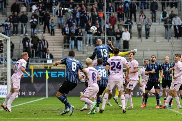 Lukas Jonsson (VfL Osnabr?ck, 21) ganz knapp am Ball vor Terrence Boyd (SV Waldhof Mannheim, 13) beim SV Waldhof Mannheim - VfL Osnabrueck am 04.10.25 in Carl Benz Stadion, Mannheim xamx Foto: Alfio Marino