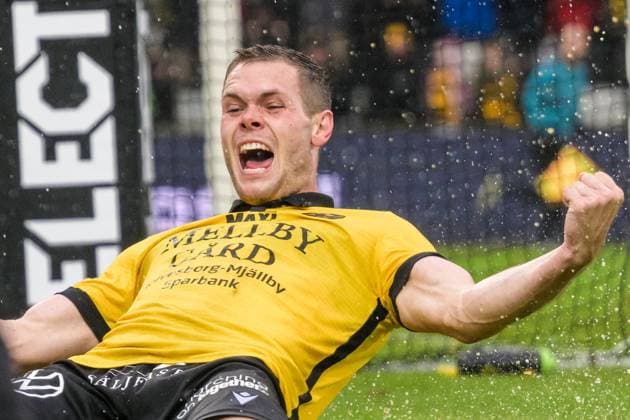 251004 Mjällbys Jacob Bergström jublar efter 1-0 under fotbollsmatchen i Allsvenskan mellan Mjällby och Elfsborg den 4 oktober 2025 i Hällevik. Copyright: MATHILDAxSCHULER BB251004MA050
