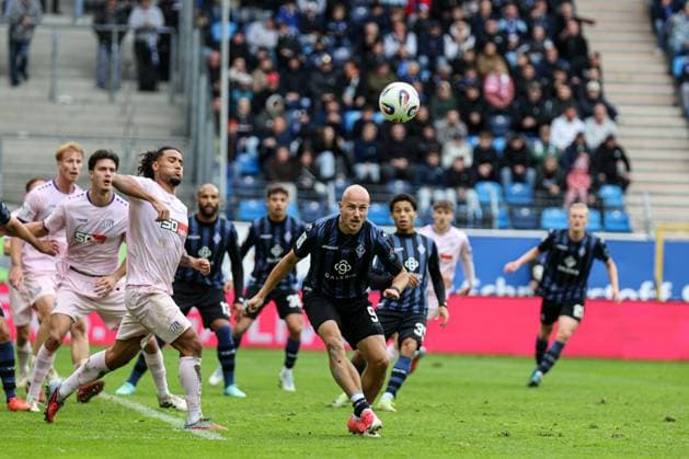 Strafraumszene, Felix Lohkemper (SV Waldhof Mannheim, 9) köpft den Ball beim SV Waldhof Mannheim - VfL Osnabrueck am 04.10.25 in Carl Benz Stadion, Mannheim xamx Foto: Alfio Marino