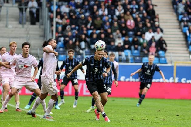 Strafraumszene, Felix Lohkemper (SV Waldhof Mannheim, 9) köpft den Ball beim SV Waldhof Mannheim - VfL Osnabrueck am 04.10.25 in Carl Benz Stadion, Mannheim xamx Foto: Alfio Marino