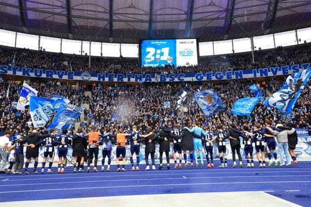DEU, DFL, 2. FBL, Hertha BSC vs. Preussen Muenster, 04.10.2025, Berliner Olympiastadion, Berlin, DEU, DFL, 2. FBL, Hertha BSC vs. Preussen Muenster, im Bild Hertha-Spielerkreis, Hertha-BSC Fans DFL - regulations prohibit any use of Photographs as image sequences and or quasi-video