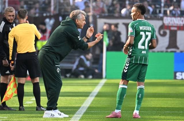 GER, 1. FBL, SV Werder Bremen vs FC St. Pauli 04.10.2025, wohninvest Weserstadion, Bremen, GER, 1. FBL, SV Werder Bremen vs FC St. Pauli im Bild picture shows Coachingzone Seitenlinie Trainerbereich Technische Zone. Trainer Horst Steffen (Werder Bremen) gibt Felix Agu (SV Werder Bremen 27) Anweisungen, gestikuliert gibt Handzeichen