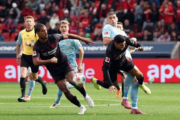 04.10.2025, xrekx, Fussball 1.Bundesliga, Bayer 04 Leverkusen - 1.FC Union Berlin v.l. Loic Bade (Bayer 04 Leverkusen) Andrej Ilic (Union Berlin) Equi Fernandez (Bayer 04 Leverkusen) (DFL DFB REGULATIONS PROHIBIT ANY USE OF PHOTOGRAPHS as IMAGE SEQUENCES and or QUASI-VIDEO) Leverkusen
