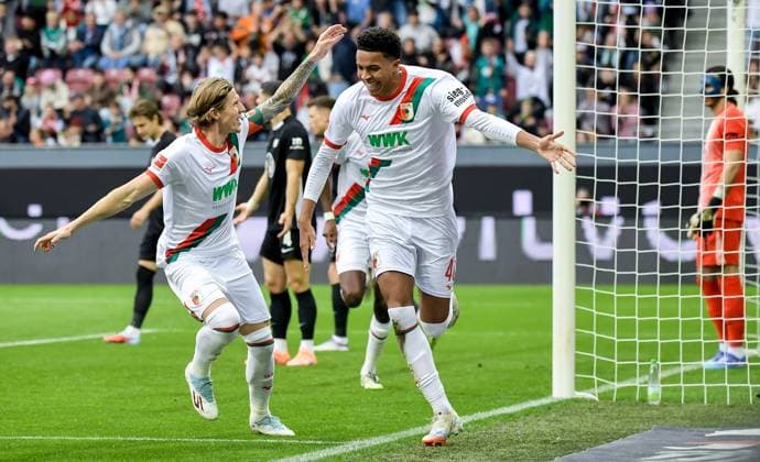04.10.2025, xemx, Fussball 1.Bundesliga, FC Augsburg - VfL Wolfsburg v.l. Noahkai Banks (FC Augsburg) Jubel, Torjubel, celebrate the goal, jubelt ueber das Tor zum 1:0 (DFL DFB REGULATIONS PROHIBIT ANY USE OF PHOTOGRAPHS as IMAGE SEQUENCES and or QUASI-VIDEO) Augsburg