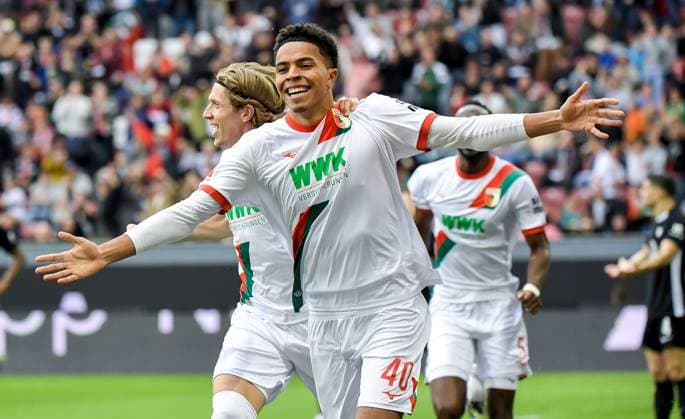 04.10.2025, xemx, Fussball 1.Bundesliga, FC Augsburg - VfL Wolfsburg v.l. Noahkai Banks (FC Augsburg) Jubel, Torjubel, celebrate the goal, jubelt ueber das Tor zum 1:0 (DFL DFB REGULATIONS PROHIBIT ANY USE OF PHOTOGRAPHS as IMAGE SEQUENCES and or QUASI-VIDEO) Augsburg