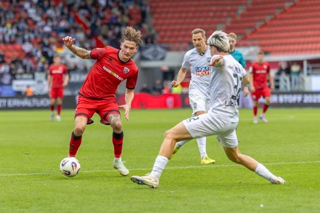 Ingolstadt, Deutschland 04. Oktober 2025: 3. Liga - 2025 2026 - FC Ingolstadt 04 vs. SSV Ulm Im Bild: v. li. im Zweikampf Frederik Christensen (FCI) und Niklas Kölle Koelle (SSV) DFB regulations prohibit any use of photographs as image sequences and or quasi-video Audi Sportpark Bayern Copyright: xFotostandx xSchäferx