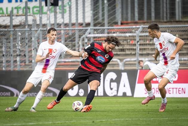 3. Liga: FC Viktoria Köln - TSV Havelse, 04.10.2025 Lex-Tyger Lobinger (Viktoria Köln, 9) gegen Marco Schleef (TSV Havelse, 3) und Besfort Kolgeci (TSV Havelse, 4) ; Köln, 4.10.2025, 10. Spieltag der 3. Fußball-Liga, FC Viktoria Köln - TSV Havelse im Sportpark Hoehenberg in Köln. Die DFL-Bestimmungen verbieten die Verwendung von Fotografien als Bildsequenzen und oder Quasi-Videos. Copyright: xBEAUTIFULxSPORTS LeahxKohringx