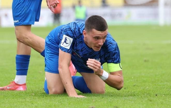 BAU 04.10.2025 Freiberg am Neckar Fußball SGV Freiberg vs. FC 08 Homburg, Gal Grobelnik (Freiberg) enttäuscht am Boden