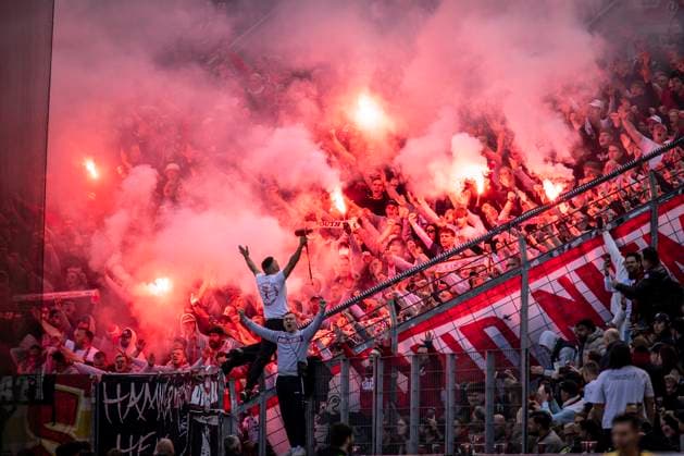 Sport Bilder des Tages DFL: Bayer 04 Leverkusen - 1. FC Union Berlin, 04.10.2025 Die Fans von Union Berlin feiern mit Pyrotechnik; Bayer 04 Leverkusen - 1. FC Union Berlin an Spieltag 6 der 1. Fußball-Bundesliga am 04.10.2025 in der BayArena in Leverkusen. DIE DFL-VORSCHRIFTEN VERBIETEN JEDE VERWENDUNG VON FOTOS ALS BILDSEQUENZEN UND ODER QUASI-VIDEO. ; Bayer 04 Leverkusen - 1. FC Union Berlin on Matchday 6 of the 1. Bundesliga on 04.10.2025 at the BayArena in Leverkusen. DFL REGULATIONS PROHIBIT ANY USE OF PHOTOGRAPHS AS IMAGE SEQUENCES AND OR QUASI-VIDEO. Copyright: xBEAUTIFULxSPORTS AxelxKohringx