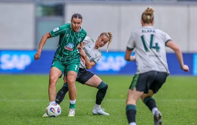 DEU, München, FC Bayern München vs Werder Bremen, Google Pixel Frauen Bundesliga, DFB, Saison 2526, FC Bayern Campus, 5. Spieltag im Bild v.l.n.r: Larissa Mühlhaus (Werder Bremen 7), Giulia Gwinn (Bayern München 7), Zweikampf DFB DFL REGULATIONS PROHIBIT ANY USE OF PHOTOGRAPHS AS IMAGE SEQUENCES AND OR QUASI-VIDEO, 04.10.2025, Copyright: HMBxMedia HendrikxHamelau