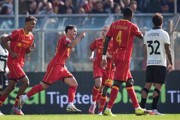 Lecce™s Riccardo Sottil celebrates after scoring the 0-1 goal for his team during the Serie A soccer match between Parma and Lecce at Ennio Tardini Stadium in Parma, North Italy, Saturday, October 4, 2025. Soccer  Copyright: xMassimoxPaolone LaPressex