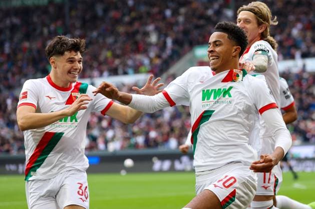 Torjubel von Mert Koemuer 36 (FC Augsburg), Noahkai Banks 40 (FC Augsburg) zum 1:0, FC Augsburg vs. VfL Wolfsburg, Fussball, 1. Bundesliga, 6. Spieltag, 04.10.2025 DFB regulations prohibit any use of photographs as image sequences and or quasi-video Augsburg Bayern Deutschland