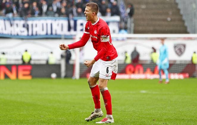 04.10.2025, xmohx, Fussball 2.Bundesliga, 1.FC Kaiserslautern - VfL Bochum v.l. Fabian Kunze (Kaiserslautern) bejubelt den Sieg (DFL DFB REGULATIONS PROHIBIT ANY USE OF PHOTOGRAPHS as IMAGE SEQUENCES and or QUASI-VIDEO) Kaiserslautern
