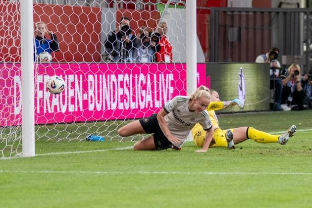 Tor zum 4:0, durch Lea Schueller 11 (FC Bayern Muenchen Frauen), FC Bayern Frauen Muenchen - SV Werder Bremen, Google Pixel Frauenbundesliga, 5. Spieltag, 04.10.25 DFB regulations prohibit any use of photographs as image sequences and or quasi-video. (kolbert-press) Muenchen Bayern Deutschland
