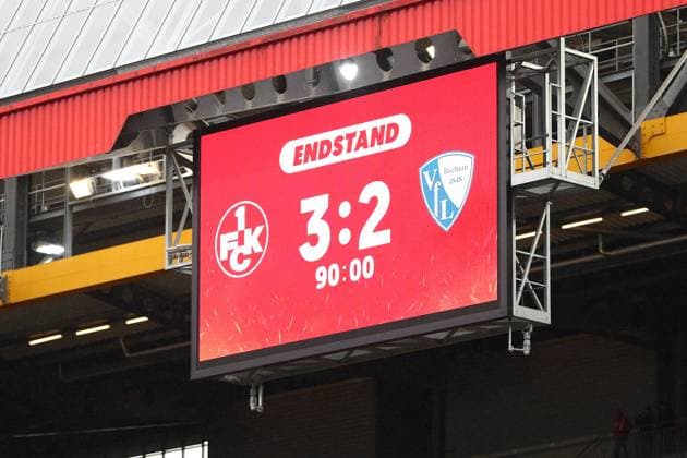 04.10.2025, xmohx, Fussball 2.Bundesliga, 1.FC Kaiserslautern - VfL Bochum v.l. Endergebnis auf der Anzeigetafel (DFL DFB REGULATIONS PROHIBIT ANY USE OF PHOTOGRAPHS as IMAGE SEQUENCES and or QUASI-VIDEO) Kaiserslautern