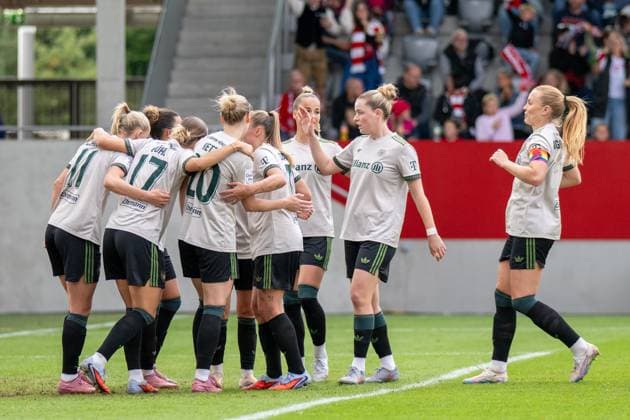 Torjubel zum 4:0, Lea Schueller 11 (FC Bayern Muenchen Frauen), Arianna Caruso 27 (FC Bayern Muenchen Frauen), Klara Buehl 17 (FC Bayern Muenchen Frauen), Linda Dallmann 10 (FC Bayern Muenchen Frauen), Franziska Kett 20 (FC Bayern Muenchen Frauen), Giulia Gwinn 7 (FC Bayern Muenchen Frauen), FC Bayern Frauen Muenchen - SV Werder Bremen, Google Pixel Frauenbundesliga, 5. Spieltag, 04.10.25 DFB regulations prohibit any use of photographs as image sequences and or quasi-video. (kolbert-press) Muenchen Bayern Deutschland