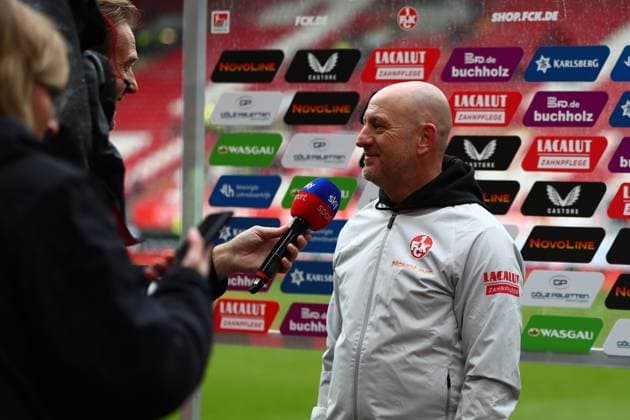 04.10.2025, xmohx, Fussball 2.Bundesliga, 1.FC Kaiserslautern - VfL Bochum v.l. Trainer Torsten Lieberknecht (1. FC Kaiserslautern) (DFL DFB REGULATIONS PROHIBIT ANY USE OF PHOTOGRAPHS as IMAGE SEQUENCES and or QUASI-VIDEO) Kaiserslautern