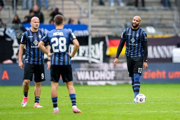 v.li.: Felix Lohkemper (SVWM, 9), Diego Michel (SVWM, 28), Terrence Boyd (SVWM, 13), Spieler vom SV Waldhof Mannheim (SVWM), enttäuscht schauend, Enttäuschung, Frustration, disappointed, pessimistisch, nach dem Gegentor zum 1:4, Action, Aktion, Spielszene, 04.10.2025, Mannheim (Deutschland), Fussball, 3. Liga, SV Waldhof Mannheim - VfL Osnabrück, DFB DFL REGULATIONS PROHIBIT ANY USE OF PHOTOGRAPHS AS IMAGE SEQUENCES AND OR QUASI-VIDEO.