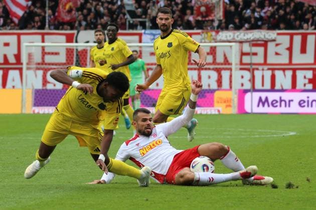 04.10.2025, xpfrx, Fussball 3.Liga, Jahn Regensburg - 1.FC Saarbrücken v.l. Rodney Elongo-Yombo (1.FC Saarbruecken) Robin Ziegele (SSV Jahn Regensburg) Zweikampf, Aktion, action, battle for the ball (DFL DFB REGULATIONS PROHIBIT ANY USE OF PHOTOGRAPHS as IMAGE SEQUENCES and or QUASI-VIDEO) Regensburg