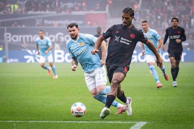 DFL: Bayer 04 Leverkusen - 1. FC Union Berlin, 04.10.2025 Loic Bade (Bayer 04 Leverkusen, 5), Oliver Burke (1. FC Union Berlin, 7) im Nebel der Pyrotechnik; Bayer 04 Leverkusen - 1. FC Union Berlin an Spieltag 6 der 1. Fußball-Bundesliga am 04.10.2025 in der BayArena in Leverkusen. DIE DFL-VORSCHRIFTEN VERBIETEN JEDE VERWENDUNG VON FOTOS ALS BILDSEQUENZEN UND ODER QUASI-VIDEO. ; Bayer 04 Leverkusen - 1. FC Union Berlin on Matchday 6 of the 1. Bundesliga on 04.10.2025 at the BayArena in Leverkusen. DFL REGULATIONS PROHIBIT ANY USE OF PHOTOGRAPHS AS IMAGE SEQUENCES AND OR QUASI-VIDEO. Copyright: xBEAUTIFULxSPORTS AxelxKohringx