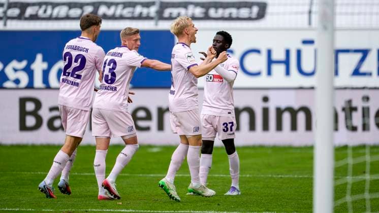 v.li.: Bernd Riesselmann (Osnabrück, 22), Kevin Schumacher (Osnabrück, 13), Bryan Henning (Osnabrück, 6), Torschütze Ismail Badjie (Osnabrück, 37), Spieler vom VfL Osnabrück, jubeln über das Tor zum 1:4, Jubel, Torjubel, Torerfolg, celebrate the goal, goal, celebration, jubelt ueber das Tor, Freuen, Freude, freut sich, optimistisch, positiv, Spielszene, Highlight, Action, Aktion, 04.10.2025, Mannheim (Deutschland), Fussball, 3. Liga, SV Waldhof Mannheim - VfL Osnabrück, DFB DFL REGULATIONS PROHIBIT ANY USE OF PHOTOGRAPHS AS IMAGE SEQUENCES AND OR QUASI-VIDEO.