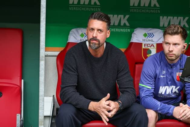 Chef-Trainer Sandro Wagner (FC Augsburg), FC Augsburg vs. VfL Wolfsburg, Fussball, 1. Bundesliga, 6. Spieltag, 04.10.2025 DFB regulations prohibit any use of photographs as image sequences and or quasi-video Augsburg Bayern Deutschland