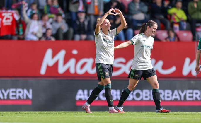 DEU, München, FC Bayern München vs Werder Bremen, Google Pixel Frauen Bundesliga, DFB, Saison 2526, FC Bayern Campus, 5. Spieltag im Bild: Arianna Caruso (Bayern München 27) erzielt das Tor zum 1:0, Jubel mit Tuva Hansen (Bayern München 6) und einem Herz DFB DFL REGULATIONS PROHIBIT ANY USE OF PHOTOGRAPHS AS IMAGE SEQUENCES AND OR QUASI-VIDEO, 04.10.2025, Copyright: HMBxMedia HendrikxHamelau