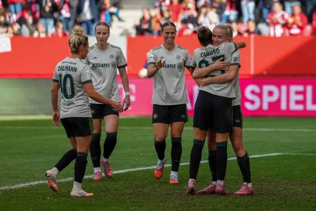 Jubel zum Tor zum 4:0 durch Lea Schueller (FC Bayern Muenchen, 11), mit Linda Dallmann (FC Bayern Muenchen, 10) und Arianna Caruso (FC Bayern Muenchen, 27), mit Klara Buehl (FC Bayern Muenchen, 17) und Franziska Kett (FC Bayern Muenchen, 20), GER, FC Bayern Muenchen vs. SV Werder Bremen, Fussball, Google Pixel Frauen-Bundesliga, 5. Spieltag, Saison 2025 2026, 04.10.2025, D FL DFB REGULATIONS PROHIBIT ANY USE OF PHOTOGRAPHS as IMAGE SEQUENCES and or QUASI-VIDEO, GER, FC Bayern Muenchen vs. SV Werder Bremen, Fussball, Google Pixel Frauen-Bundesliga, 5. Spieltag, Saison 2025 2026, 04.10.2025 Muenchen Copyright: xEibner-Pressefoto JennixMaulx EP_JML