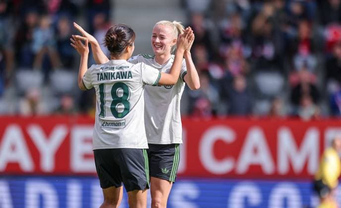 DEU, München, FC Bayern München vs Werder Bremen, Google Pixel Frauen Bundesliga, DFB, Saison 2526, FC Bayern Campus, 5. Spieltag im Bild: Momoko Tanikawa (Bayern München 18) erzielt das Tor zum 2:0, JUbel mit Lea Schüller (Bayern München 11) DFB DFL REGULATIONS PROHIBIT ANY USE OF PHOTOGRAPHS AS IMAGE SEQUENCES AND OR QUASI-VIDEO, 04.10.2025, Copyright: HMBxMedia HendrikxHamelau