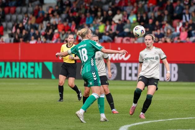 Lina Hausicke (SV Werder Bremen, 18) mit Franziska Kett (FC Bayern Muenchen, 20) und Georgia Standway (FC Bayern Muenchen, 31), GER, FC Bayern Muenchen vs. SV Werder Bremen, Fussball, Google Pixel Frauen-Bundesliga, 5. Spieltag, Saison 2025 2026, 04.10.2025, D FL DFB REGULATIONS PROHIBIT ANY USE OF PHOTOGRAPHS as IMAGE SEQUENCES and or QUASI-VIDEO, GER, FC Bayern Muenchen vs. SV Werder Bremen, Fussball, Google Pixel Frauen-Bundesliga, 5. Spieltag, Saison 2025 2026, 04.10.2025 Muenchen Copyright: xEibner-Pressefoto JennixMaulx EP_JML