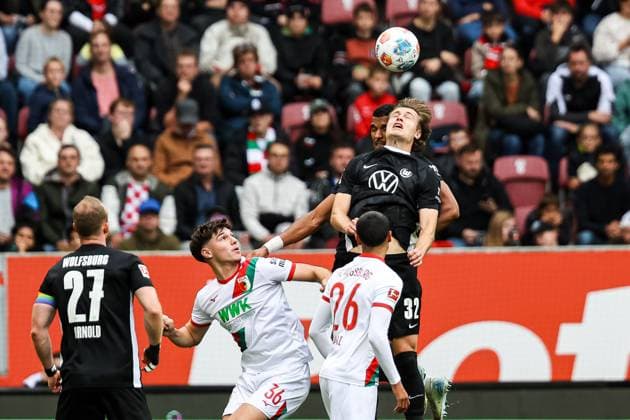 Kopfball von Mattias Svanberg (VFL Wolfsburg, 32), Mert Koemuer (FC Augsburg 36), Elias Saad (FC Augsburg 26), Maximilian Arnold (VFL Wolfsburg, 27) GER, FC Augsburg vs. VfL Wolfsburg, 1.Bundesliga Fussball, 06. Spieltag, Saison 2025 2026, 04.10.2025 DFB DFL REGULATIONS PROHIBIT ANY USE OF PHOTOGRAPHS AS IMAGE SEQUENCES AND OR QUASI-VIDEO GER, FC Augsburg vs. VfL Wolfsburg, 1.Bundesliga Fussball, 06. Spieltag, Saison 2025 2026, 04.10.2025 Augsburg Copyright: xEibner-Pressefoto RogerxBuerkex EP_RBE