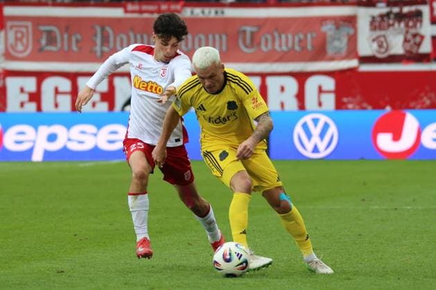 04.10.2025, xpfrx, Fussball 3.Liga, Jahn Regensburg - 1.FC Saarbrücken v.l. Nicolas Oliveira (SSV Jahn Regensburg) Florian Pick (1.FC Saarbruecken) Zweikampf, Aktion, action, battle for the ball (DFL DFB REGULATIONS PROHIBIT ANY USE OF PHOTOGRAPHS as IMAGE SEQUENCES and or QUASI-VIDEO) Regensburg