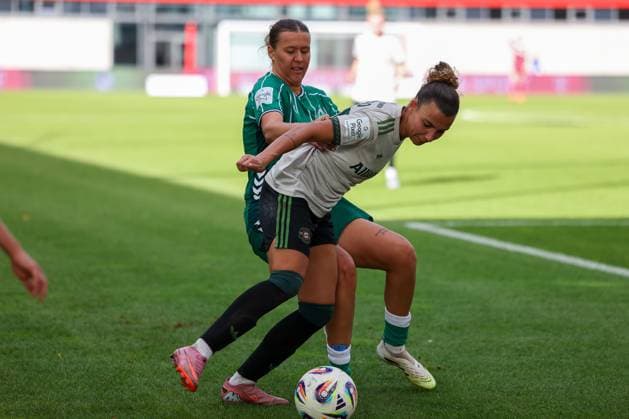 Arianna Caruso (FC Bayern Muenchen, 27) mit Larissa Muehlhaus (SV Werder Bremen, 07), GER, FC Bayern Muenchen vs. SV Werder Bremen, Fussball, Google Pixel Frauen-Bundesliga, 5. Spieltag, Saison 2025 2026, 04.10.2025, D FL DFB REGULATIONS PROHIBIT ANY USE OF PHOTOGRAPHS as IMAGE SEQUENCES and or QUASI-VIDEO, GER, FC Bayern Muenchen vs. SV Werder Bremen, Fussball, Google Pixel Frauen-Bundesliga, 5. Spieltag, Saison 2025 2026, 04.10.2025 Muenchen Copyright: xEibner-Pressefoto JennixMaulx EP_JML