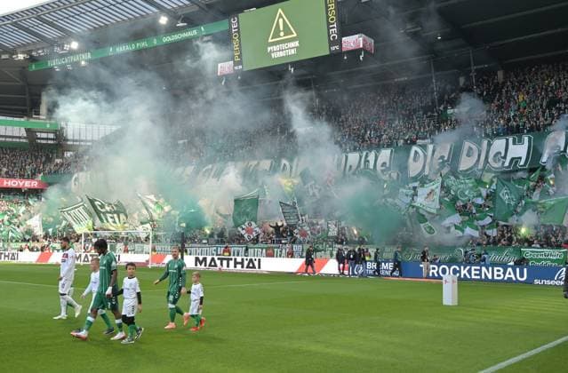 GER, 1. FBL, SV Werder Bremen vs FC St. Pauli 04.10.2025, wohninvest Weserstadion, Bremen, GER, 1. FBL, SV Werder Bremen vs FC St. Pauli im Bild picture shows Pyrotechnik. Feuer. Bengalos. Rauch. Fahnen Banner Stimmung Emotionen Fans Choreo SV Werder Bremen Gruen und Weiss glaenzt die Kurve, die dich feiernd besingt. Einlauf der beiden Mannschaften